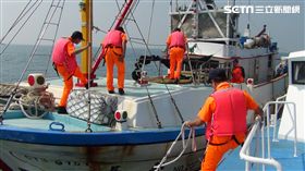 淡水海巡隊人員上船登檢。（圖／翻攝畫面）