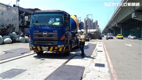 新莊警分局加強選手村及各賽事場館周邊違規砂石車、大貨車取締。（圖／翻攝畫面）