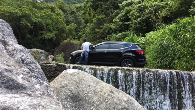 男瞎闖祕境洗車　清潔泡沫全流進溪裡