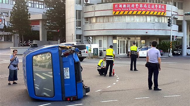 交通隊前翻車　民眾免報警秒處理