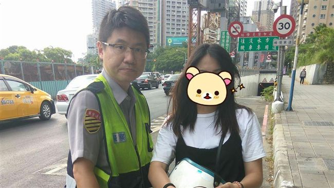 女大生手機掉專用道　熱心警出手援助