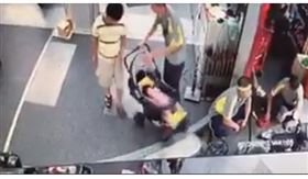 疑抱童怪客！ 父機警拉回遭比中指？