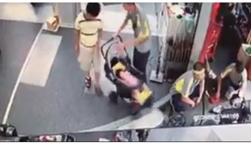 疑抱童怪客！ 父機警拉回遭比中指？
