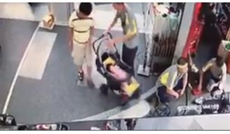 疑抱童怪客！ 父機警拉回遭比中指？