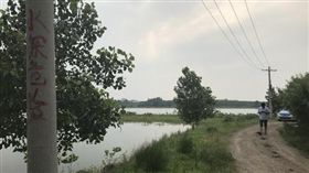 山東男攜5子開車衝入水庫輕生（圖／翻攝自法制晚報）