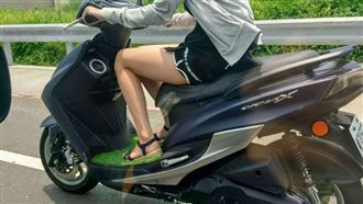 園藝系是妳？辣妹機車上種草超吸睛