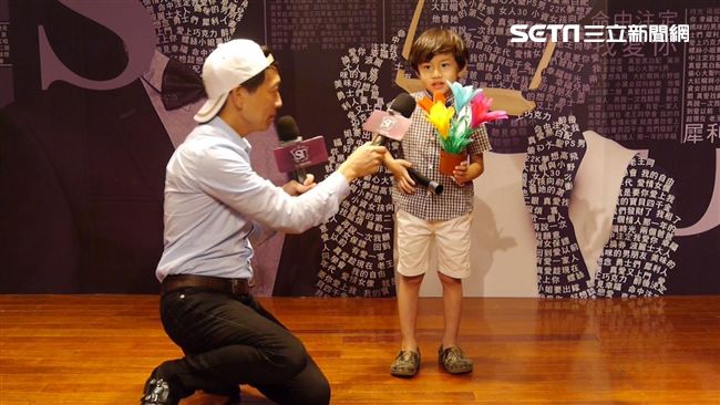 小小孩挑戰「轉大人」　有模有樣萌翻