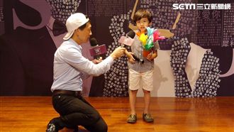 小小孩挑戰「轉大人」　有模有樣萌翻