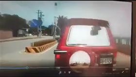 紅色轎車從外側車道鑽出並刻意緊急煞車，惡意逼車。（圖／翻攝畫面）