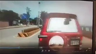 不滿不給插！　惱羞駕駛竟當街逼車