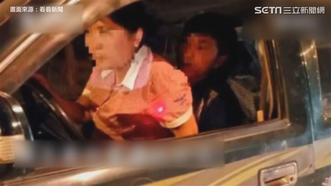 坐大腿學開車？路人：邊開邊車震？