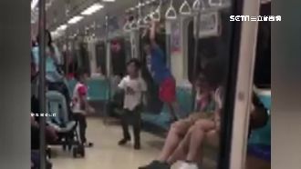 捷運變健身房？家長竟放任孩童盪鞦韆