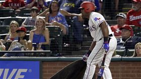 ▲Beltre移動地上的打擊準備區。（圖／美聯社／達志影像）