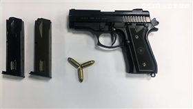 陳姓男大生與友人至PUB喝酒，結束後由友人接送返家，途中行經安樂路時，他掏出包包內的手槍，朝天空開了一槍，警方獲報後循線追查，兩小時內便將他逮捕到案（翻攝畫面）