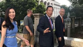 郭台銘進白宮與川普總統一起開記者會，鏡週刊獨家取得夫人曾馨瑩同行美照。（圖／翻攝臉書／鏡週刊）