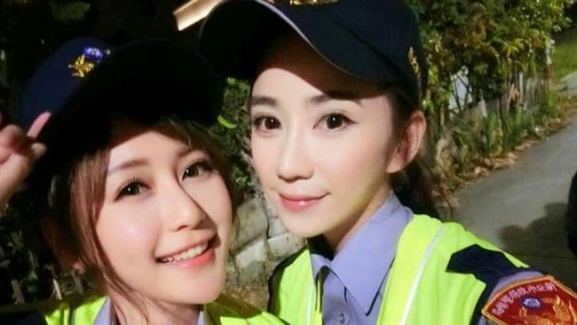 超正女警站酒測　網友忘情高喊逮捕我