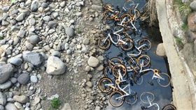 數10輛oBike遭人棄置三芝八連溪中。（圖／翻攝畫面）