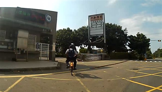 全副武裝騎U-bike 救援女學生