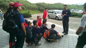 一對姊妹花帶著2名子女至陽明山健走，原本打算去擎天崗看牛，卻不慎在芒草中迷路，她打119報案卻斷訊，警消仍派遣大批人力搜山，但她們一行人卻自行下山，搭乘303公車返家（翻攝畫面）