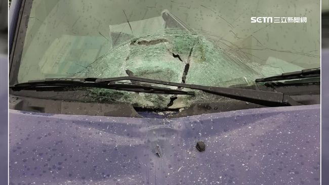 貨車一頭撞軍車　砲管插進擋風玻璃