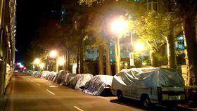 車,塑膠布,帆布,遮住,用意,修樹枝,施工,汽車,歪樓,解答,解惑
（圖／翻攝自爆廢公社）