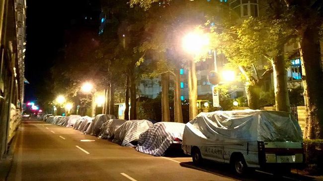 為何車被蓋塑膠布？這些答案讓他崩潰