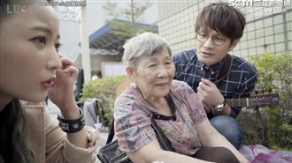 客語歌王羅文裕　助83歲婆婆賣花