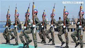 海軍陸戰隊儀隊操演高難度奪命槍。（記者邱榮吉/左營拍攝）