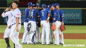 富邦悍將在桃園球場2連勝。（圖／記者王怡翔攝）