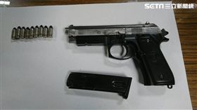 吳男不但販毒還愛開毒趴，背包內的改造手槍隨時上膛，警方先埋伏將他逮捕，再將人帶回套房搜索，赫見打呼又磨牙的錢男，以及錢男女友，三人一同依毒品罪送辦（翻攝畫面）