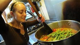 廚師煮菜料理-flickr-Wonderlane-https://www.flickr.com/photos/wonderlane/6231890399