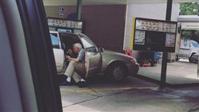 美國老先生餵老婆吃冰淇淋(圖/翻攝自Brent Kelley臉書)