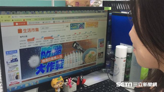尼莎將襲！上班族坐電腦前手忙這件事