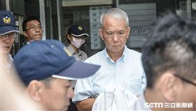 頂新混油案，魏應充28日入監執行，上銬　圖／記者林敬旻攝