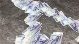 灑錢 翻攝自(Dcard)