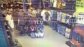 一名戴口罩的男子進入服飾店內，佯裝詢問低欄位的商品價格，再伺機用手機偷拍胸部，翁姓女店員發現後揭發此事，男子隨即轉身離開，翁女遂將此事PO上《爆料公社》（翻攝自爆料公社）