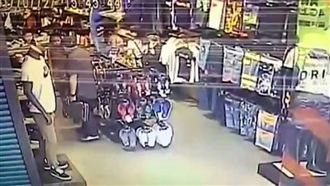 偷拍狼出沒西門町　女店員彎腰全中招