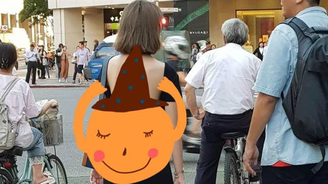 辣妹街頭背全裸露小丁　網友驚見亮點