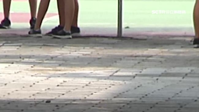 2高中有狼！師膝蓋頂學生屁股、摳臀