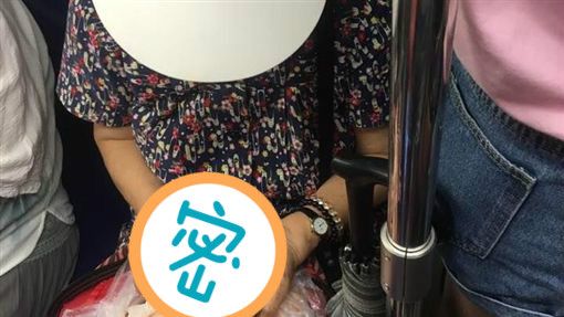 奇觀！超狂嬤搭捷運低頭「拔豬毛」