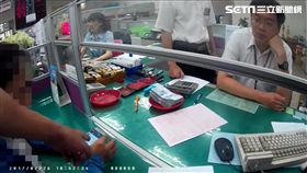 陳女在臉書認識來自香港的「天空」哥，對方運用甜言蜜語攻勢，還附上一張小鮮肉照片，誘騙陳女投資30萬元，未料竟被台灣銀行行員及保七駐衛警識破，陳女才得以保住血汗錢（翻攝畫面）