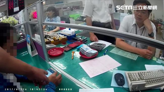 猛男健身照太吸睛　宅女欲匯鉅款遭阻