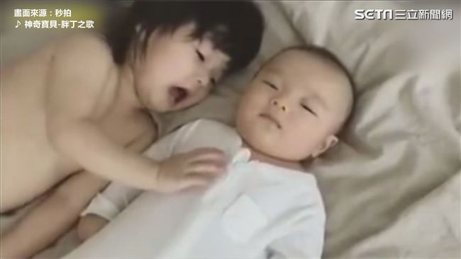 貼心姐姐幫弟唱催眠曲　結局神展開？