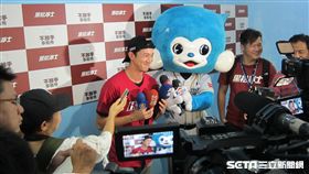 ▲演員吳慷仁到球場開球。（圖／記者蕭保祥攝）