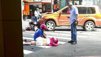 搶黃燈汽機車對撞　孕婦拋飛一層樓高