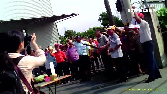 撞死人駕駛早吊照　家屬灑冥紙控公司