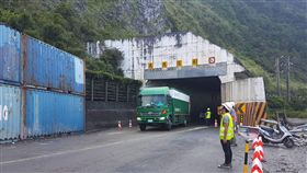 16:9
公路總局說，蘇花公路112.6公里處宜蘭蘇澳九宮里路段28日坍方中斷，經初步搶修後，31日下午4時到6時已暫時開放單線雙向戒護通行，6月1日起每天分3個時段
單線雙向放行。（公路總局提供）中央社記者沈如峰宜蘭縣傳真　106年5月31日