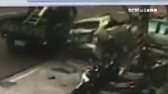 貨車爆胎失控連環撞　民眾慘跌機車堆