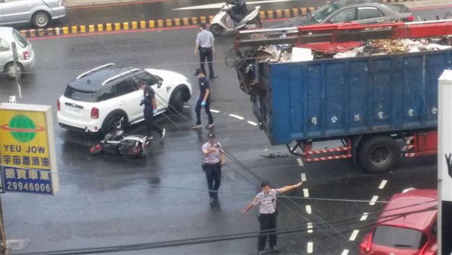 騎士閃車不過慘摔　下一秒又被大車輾