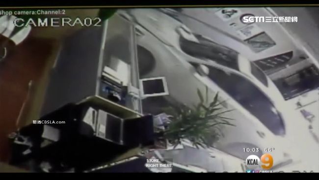 轎車失控撞店鋪　男子急跳開躲死劫